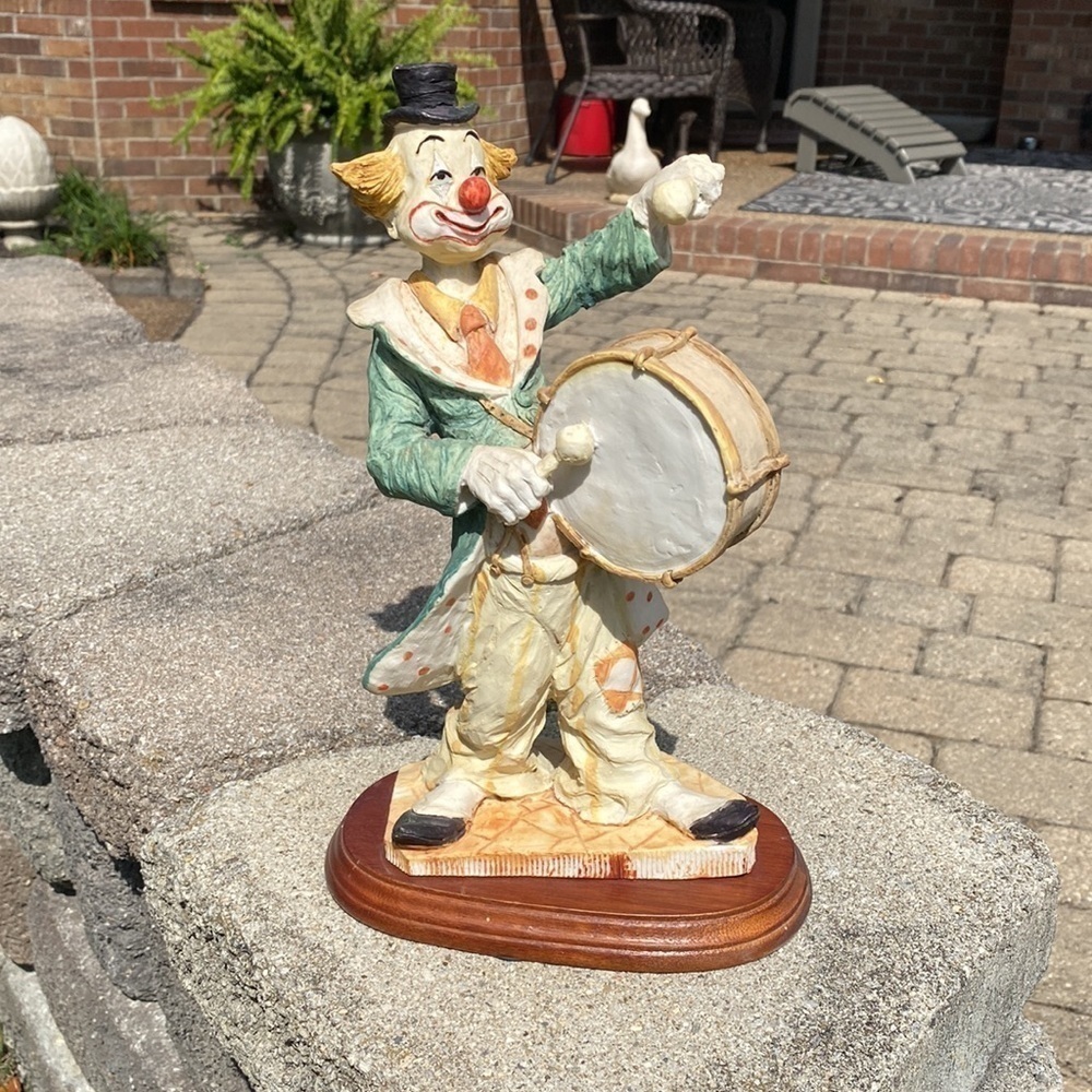 VINTAGE~CLOWN STATUE~PLAYING BASE DRUM~HAND PAINTED RESIN ~WOOD BASE~NICE~G13